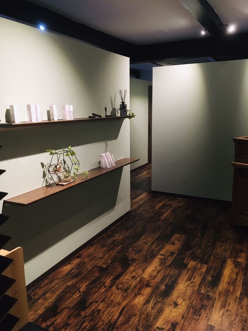 メンズ眉サロンNYの店内。グリーンの壁と木の床
